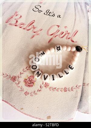 Perles Vintage bracelet d'identité pour un bébé nouveau-né fille, 1940 Banque D'Images