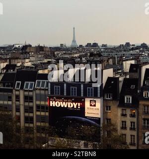 Voir à la Tour Eiffel et la ville de Paris depuis le Centre Pompidou musée m Banque D'Images