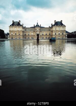 Palais du Luxembourg reflète dans l'étang au Jardin du Luxembourg à Paris Banque D'Images