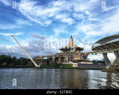 Le Darul Hana Bridge permet aux piétons de traverser la rivière Sarawak du bord de l'eau cité pour l'Édifice de l'Assemblée législative de l'État, Kuching, Sarawak, Malaisie Banque D'Images