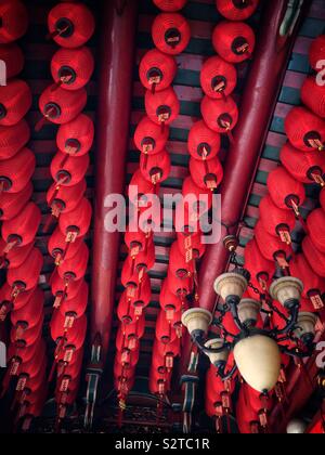Lanternes décorent le Temple taoïste Tua Pek Kong dans le vieux bazar principal, front de mer de Kuching, Sarawak, Malaisie Banque D'Images
