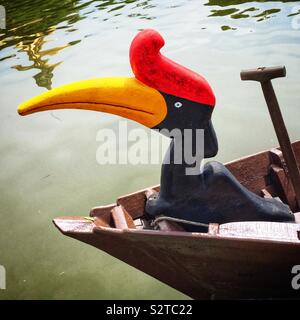 Le bois sculpté et peint stylisé oiseau calao comme figure de proue d'un bateau traditionnel Orang Ulu utilisée pour les touristes des croisières sur la rivière Sarawak, Kuching, Sarawak, Malaisie Banque D'Images