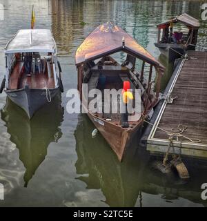 Bateaux traditionnels malais utilisé pour les touristes des croisières sur la rivière Sarawak, Kuching, Sarawak, Malaisie ; (avant et gauche) Orang Ulu bateaux, (arrière) Iban longboat Banque D'Images