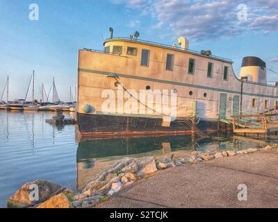 Historique d'un bateau amarré dans le port de Port Dalhousie, en Ontario. Banque D'Images