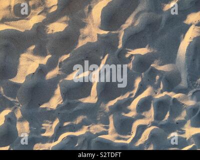 Détail de sable avec la lumière du soleil forte d'un côté Banque D'Images