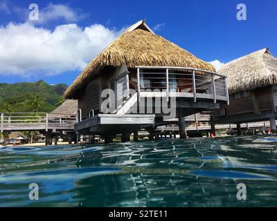 Un bungalow sur l'eau dans un hôtel à Moorea, Polynésie française, vu de la lagune Banque D'Images