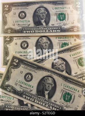 Deux billets d'un dollar US close up sur un fond blanc, USA Banque D'Images
