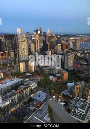 Ville de Seattle au crépuscule, comme vu de la Space Needle. Banque D'Images