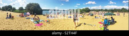 La plage de Frensham Great Pond, Farnham , Surrey, Angleterre, Royaume-Uni. Banque D'Images