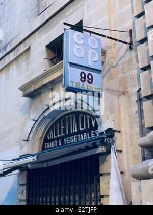 Coop Vintage sign in valletta Banque D'Images