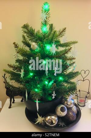 Petit arbre de Noël artificiel d'ornements Banque D'Images