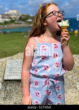 Young Girl eating ice cream à Newquay Cornwall Banque D'Images