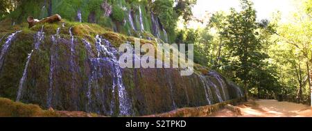 Los Chorreadetos cascada, vue panoramique. Parc naturel Monasterio de Piedra, Nuevalis, province de Saragosse, Aragon, Espagne. Banque D'Images