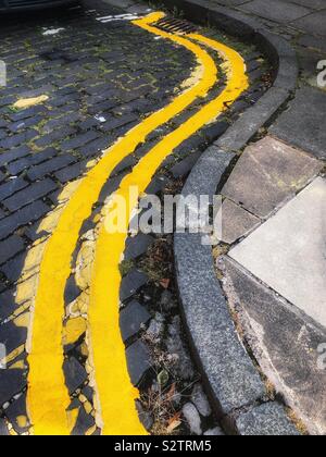 Les lignes jaunes double Banque D'Images