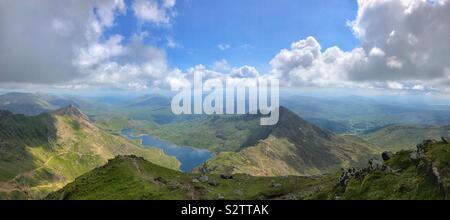 Vue panoramique sur la montagne depuis le sommet du Mont Snowdon, août. Banque D'Images