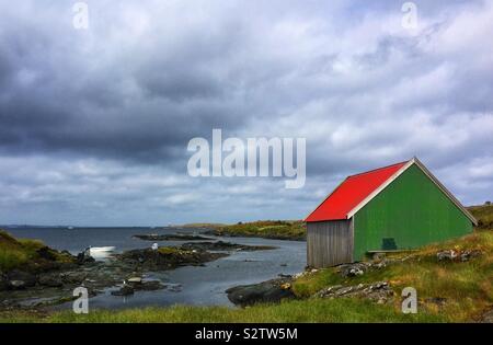 Maison avec un toit rouge sur la rive à Haugesund, Norvège Banque D'Images