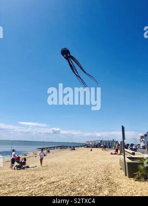 Squid kite flying in sky est de l'Esplanade Southend On Sea Banque D'Images