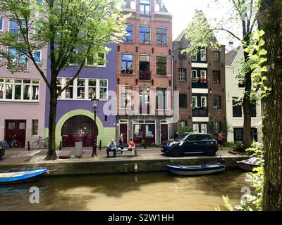 Pêcheurs sur un canal d'Amsterdam aux pays-Bas Banque D'Images