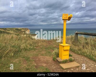 Affichage d'un télescope sur Flamborough Head surplombant la mer avec des falaises de craie dans la scène. Banque D'Images