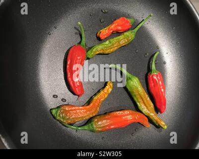 Chiles dans une poêle Banque D'Images