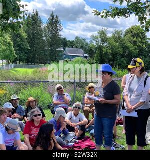 Les gens lisent les mots des enfants détenus à l'Tisha Be'Av Vigil & se lamente au centre de détention de glace à Greenfield, Août 11, 2019 Banque D'Images