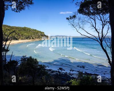 Une vue pittoresque sur l'océan de Parc National de Noosa sur la Sunshine Coast, Queensland, Australie Banque D'Images