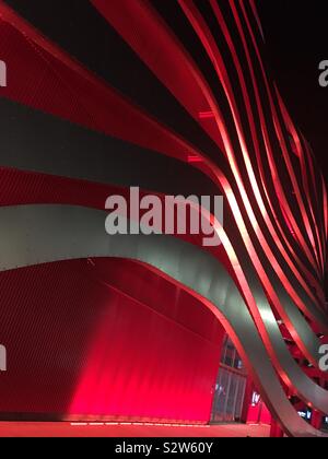 LOS ANGELES, CA, May 2019 : rouge et aluminium extérieur de Petersen Automotive Museum at night Banque D'Images