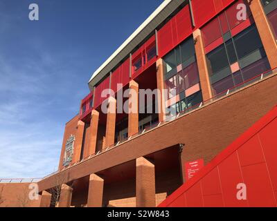 Le stade d'Anfield Liverpool Football Club. Vous n'aurez jamais marcher seul lfc crest badge sur le mur du stade. Banque D'Images