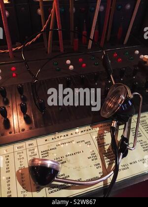 Vintage 1950 casque de l'opérateur à un manuel standard, USA Banque D'Images