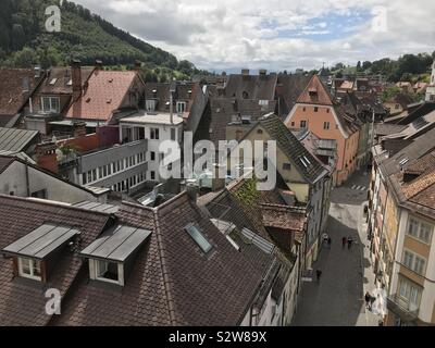 Vue sur les toits de Feldkirch. Windows intéressant. Blick über die Dächer von Feldkirch. Interessante Dachfenster und Balkone. Banque D'Images