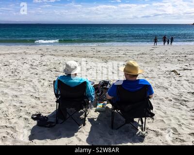 Les personnes âgées à la plage Banque D'Images