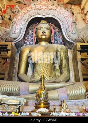 Bouddha statue au temple Embekke Devalaya, Kandy, Sri Lanka Banque D'Images