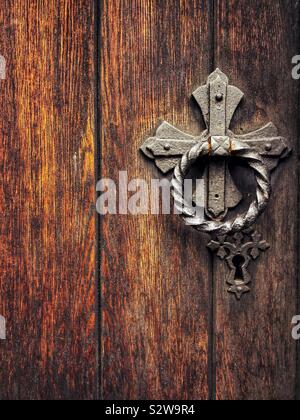 Poignée et serrure de porte décoratif sur une ancienne église en bois porte. Banque D'Images