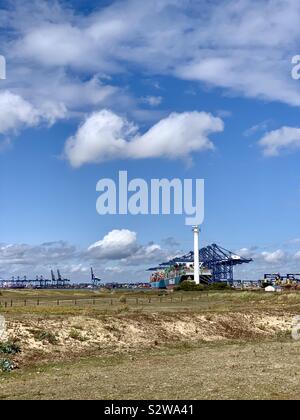 Felixstowe, Suffolk, UK - 18 août 2019 : Le port vu de l'ensemble de la réserve naturelle à Landguard Point. Banque D'Images