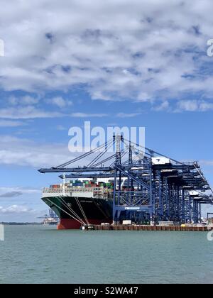 Port de Felixstowe, Suffolk, UK - 18 août 2019 : Le conteneur Evergreen jamais gouverner navire à quai pour le chargement et le déchargement. Banque D'Images