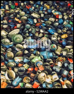 Un énorme tas de ménage vaisselle objets exposés au Musée du Mémorial d'Auschwitz en Pologne. Ces points ont été confisqués par les Nazis du Camp de concentration juif pour la plupart des détenus. © CH. Banque D'Images