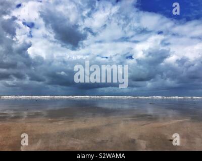 Westward Ho, plage à marée basse avec l'approche de nuages de pluie, août. Banque D'Images