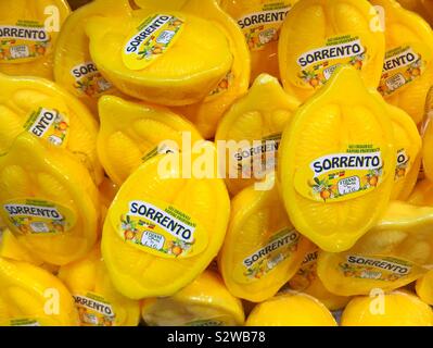 Les savons en forme de citrons en vente dans Sorrento, Italie Banque D'Images