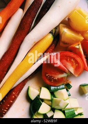 Légumes frais Nature morte avec tomates, courgettes, carottes arc-en-ciel et Banque D'Images