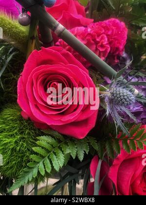 Belle fleur arrangement avec des roses en pleine floraison. Banque D'Images