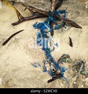 La rupture d'amarre à l'abandon sur la plage, le détroit de Malacca, près de Lumut, Perak, Malaisie Banque D'Images