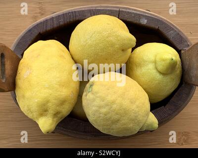 Citrons typiques de Sorrente, Campanie, Italie, dans un panier en bois Banque D'Images