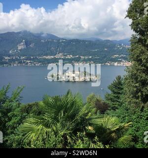 ISOLA SAN GIULIO, ITALIE. 19 août 2019. Une vue vers le bas de la montagne sacrée, sur l'île de San Giulio qui se trouve juste à côté de la belle ville touristique du piémont de Orta Dan Giulio. Banque D'Images