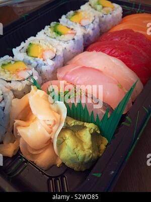 Close up d'un repas sushis avec rouleau de Californie et de pièces individuelles Banque D'Images