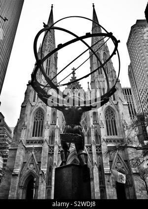 La statue d'Atlas en face de la cathédrale Saint Patrick à New York. Banque D'Images