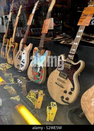 Londres, Royaume-Uni - 21 août 2019 : guitare électrique à vendre dans une vitrine dans Denmark Street. Banque D'Images