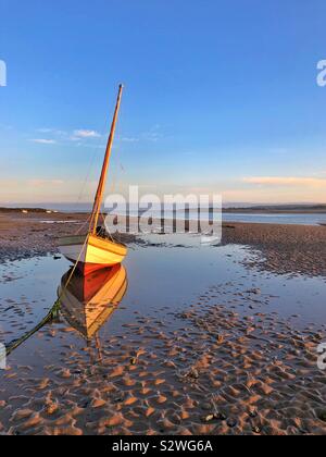 Bateau à voile amarré sur l'estuaire de la rivière Torridge, dans l'aube, lumière d'août. Banque D'Images