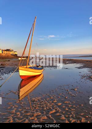 Bateau à voile amarré à Appledore sur l'estuaire de la rivière Torridge, peu après le lever du soleil. Banque D'Images