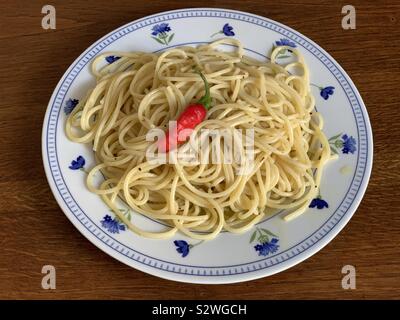 Les nouilles à l'ail, l'huile d'olive et piments, un plat typiquement italien Banque D'Images