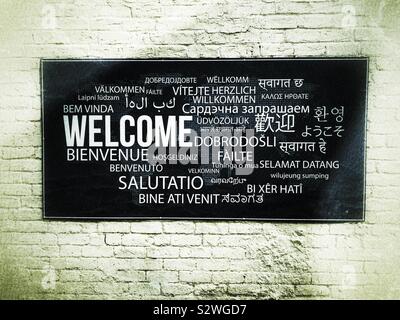 Panneau de bienvenue dans différentes langues Banque D'Images
